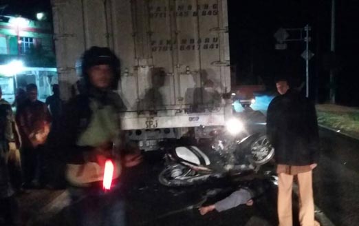 Pengendara Motor Tewas Tabrak Truk Box di Jalintim Rengat